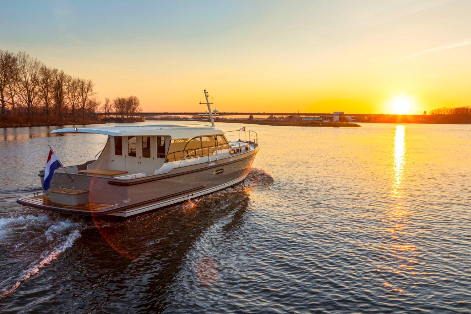 RV Aqua Yacht Brokers achtergrond foto website