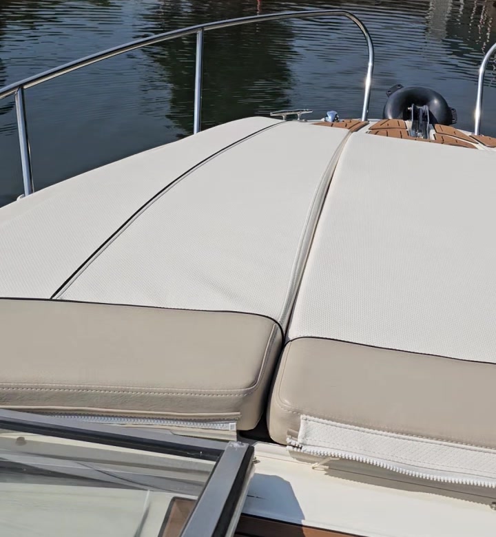 bayliner 742 zonnedek boeg