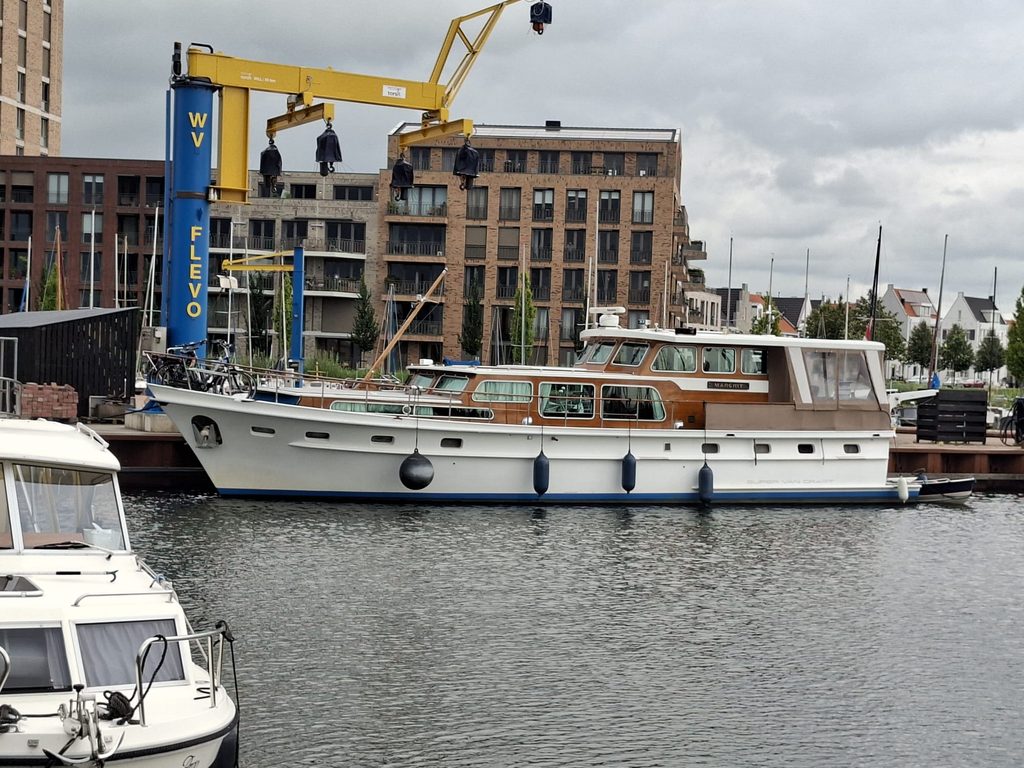 Super van Craft 1670 schip onder kraan