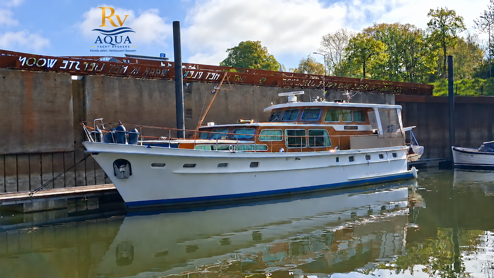 RV Aqua Yacht Brokers hoofdfoto met logo