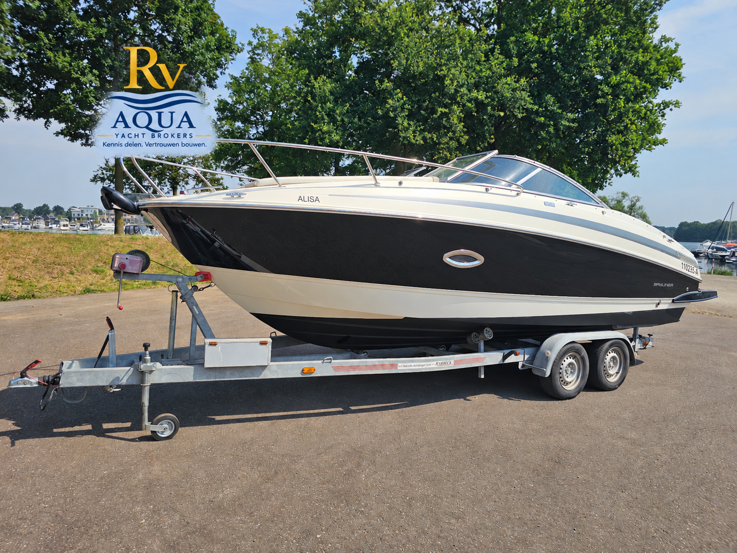 RV Aqua Yacht Brokers hoofdfoto met logo